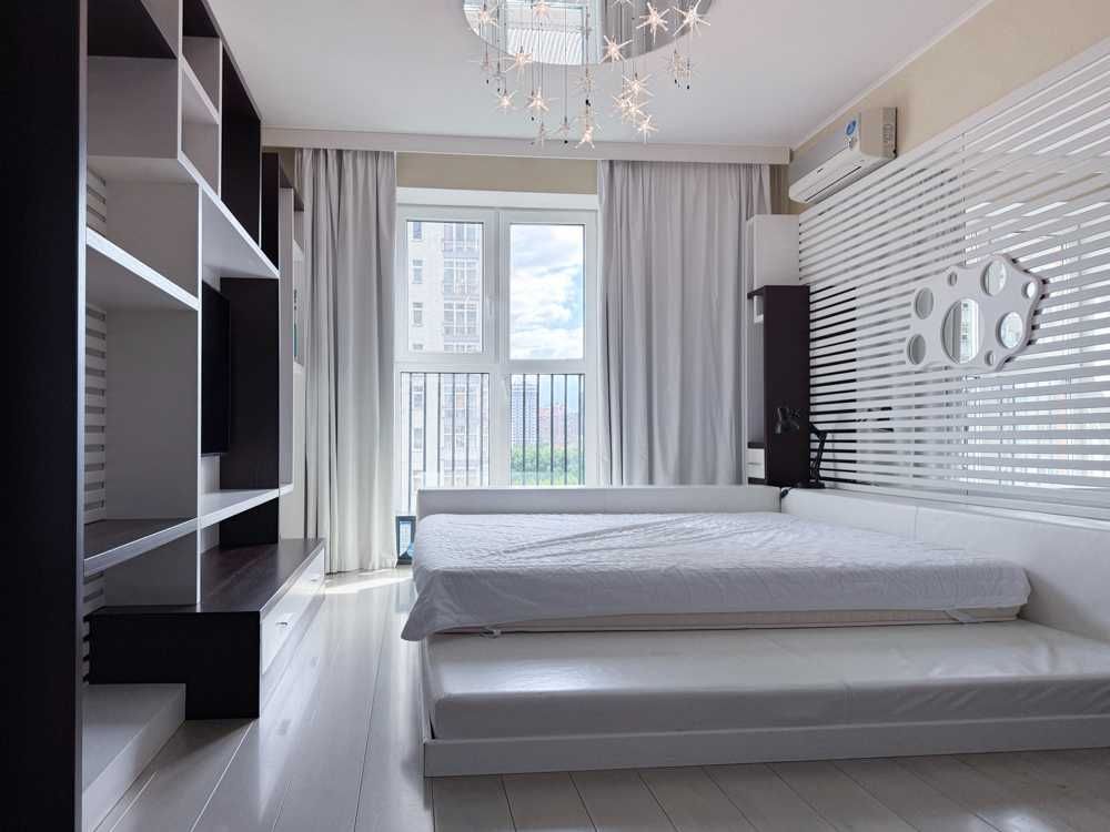 Spacious 3-Room Apartment in Kyiv's Pechersk District