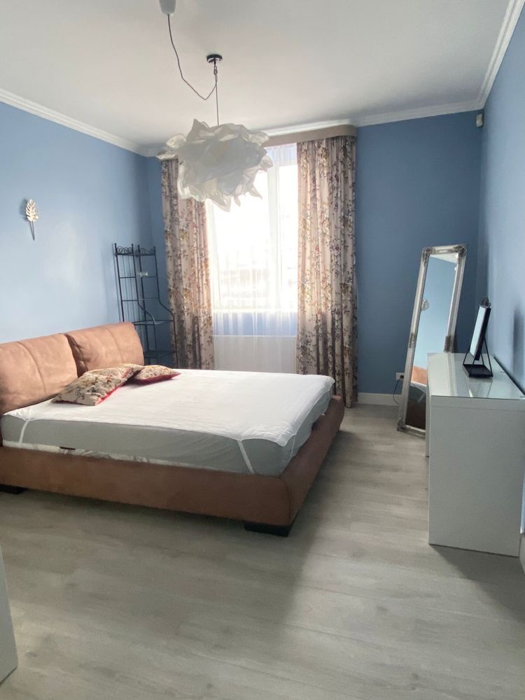 Spacious 4-Bedroom Apartment with Fireplace Near Park