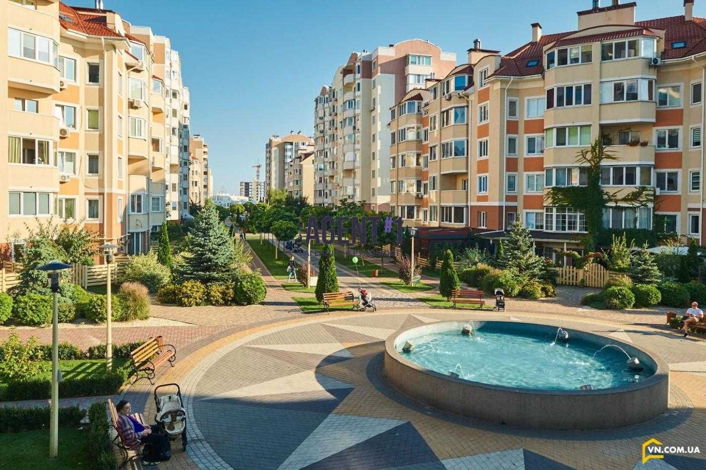 1-Bedroom Apartment in Petrivsky Quarter, Sofiivska Borshchahivka