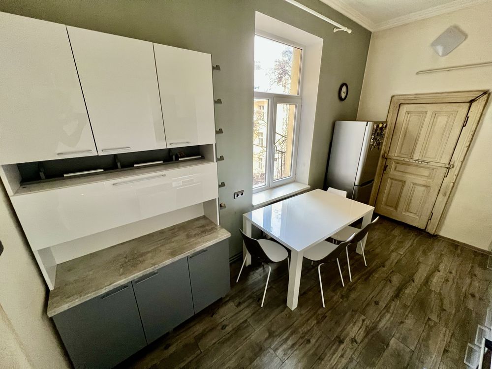 2-Room Apartment near Lviv Polytechnic with High Ceilings and Balcony