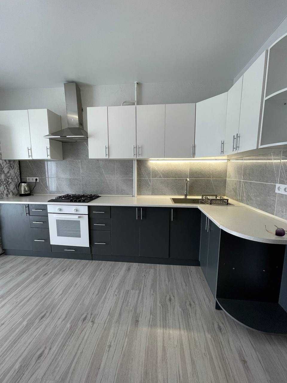 2-Room Apartment in 'Lipki' Residential Complex with Lake Views