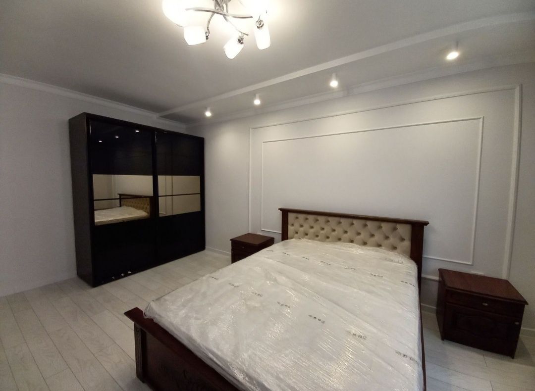Modern 1-Bedroom Apartment with Designer Renovation
