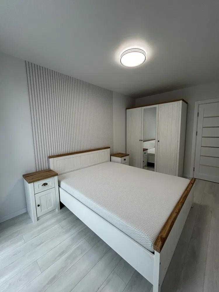 Modern 1-Bedroom Apartment with Designer Renovation