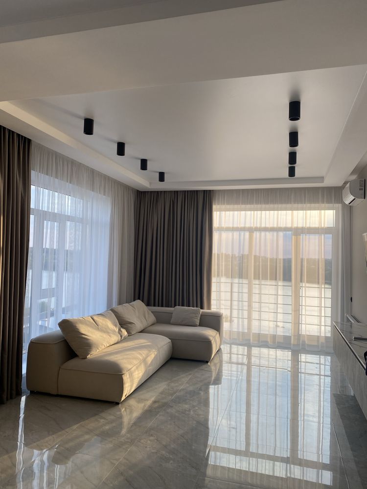 Luxury 2-Bedroom Apartment with Lake View