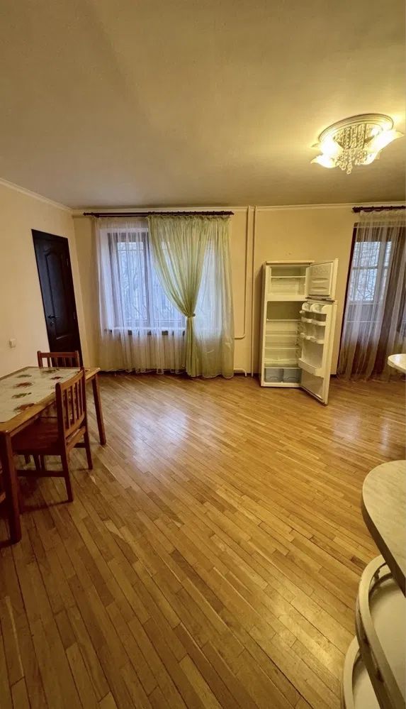 Large 4-room apartment in brick building on Bazarna Street