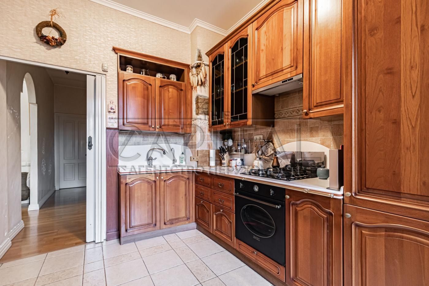 Stylish 3-Room Apartment in Kyiv's Historic Center Near Lavra