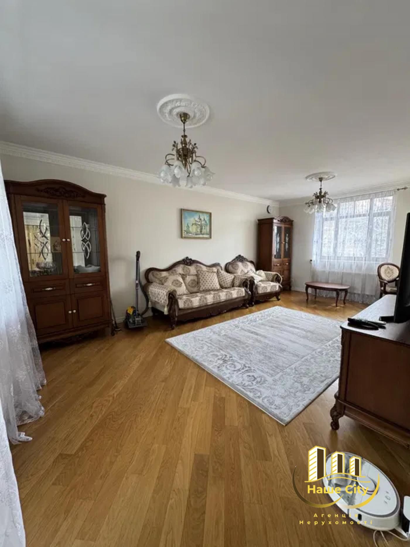 2-Room Apartment on Lysenko Street with Parking