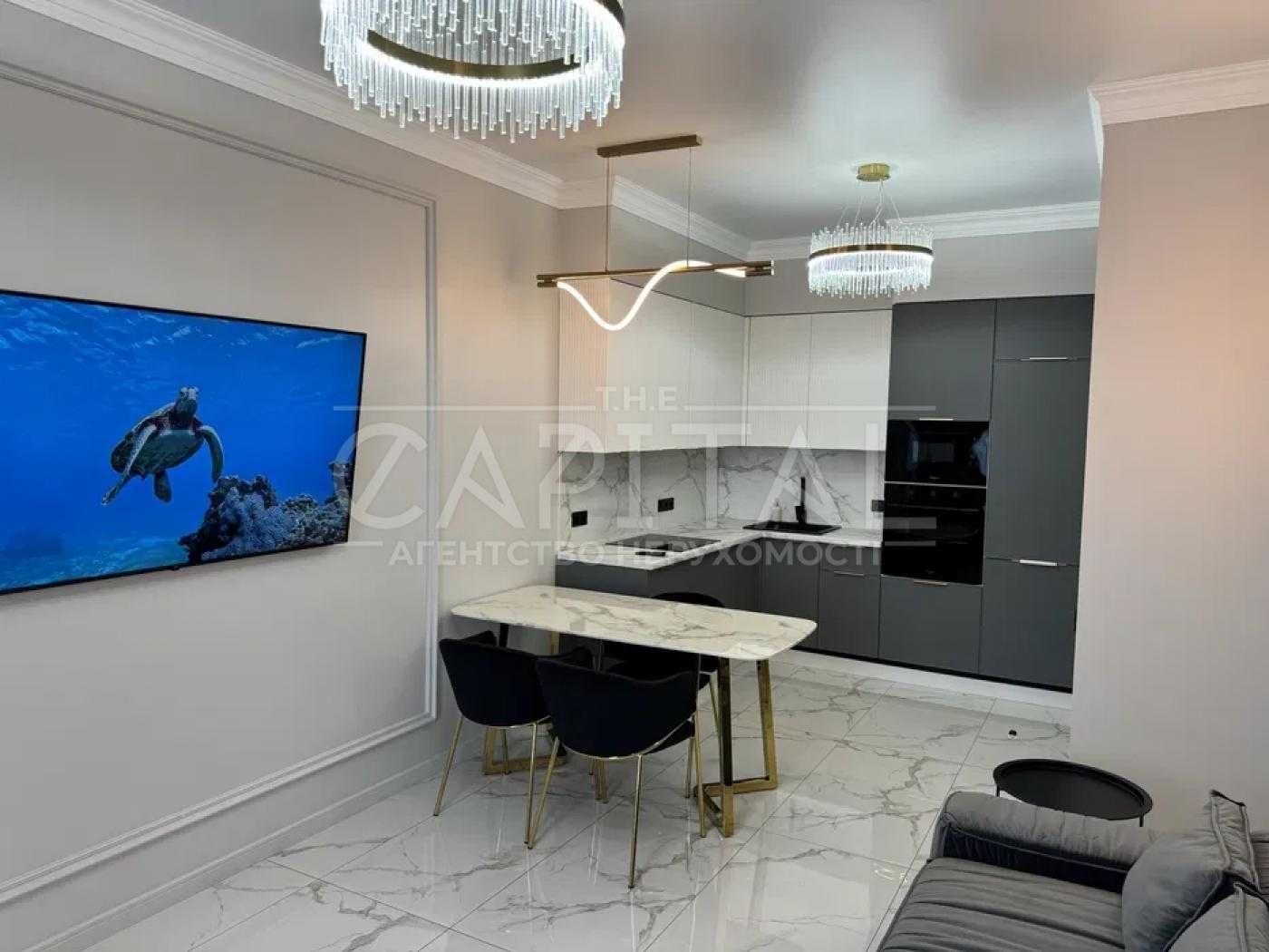 Modern Apartment in Manhattan City Complex with Designer Renovation