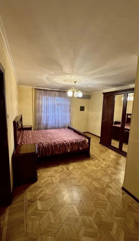 Large 4-room apartment in brick building on Bazarna Street