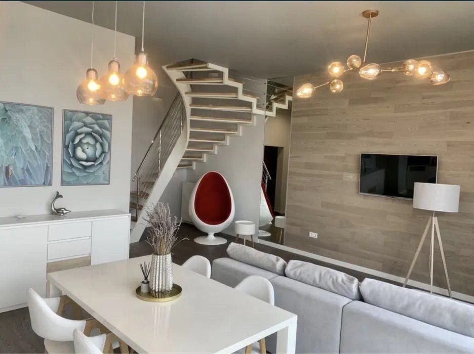 Spacious Two-Level Apartment with Terrace in Avalon