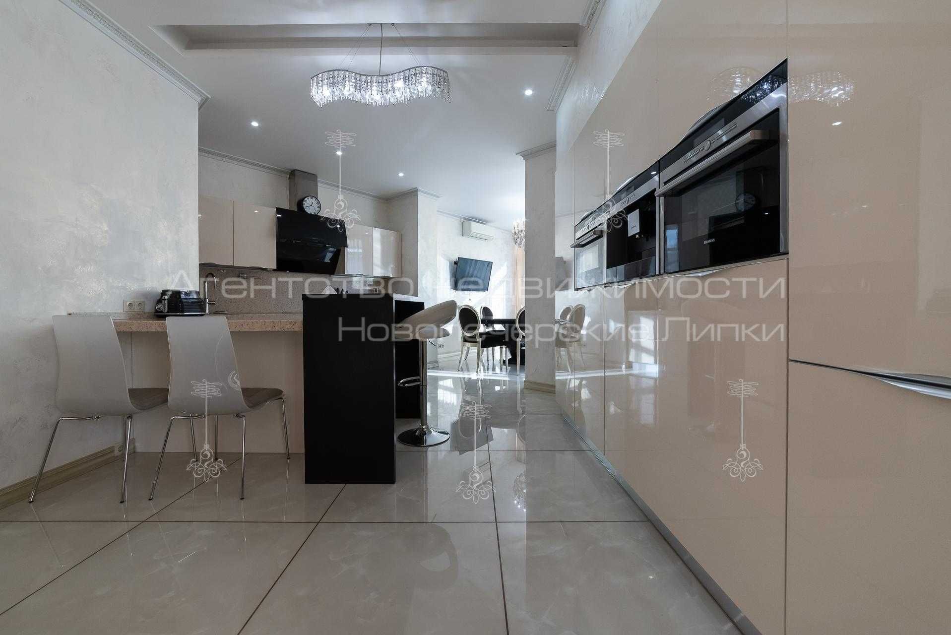 Luxurious 4-Bedroom Apartment with Designer Renovation