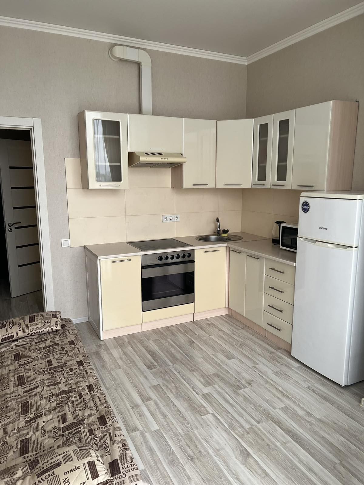 Modern 1-Bedroom Apartment with Parking in Center