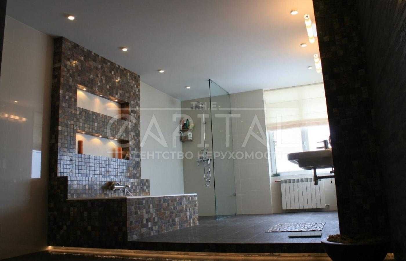 Luxury Two-Level 4-Bedroom Apartment Near Akademmistechko Metro