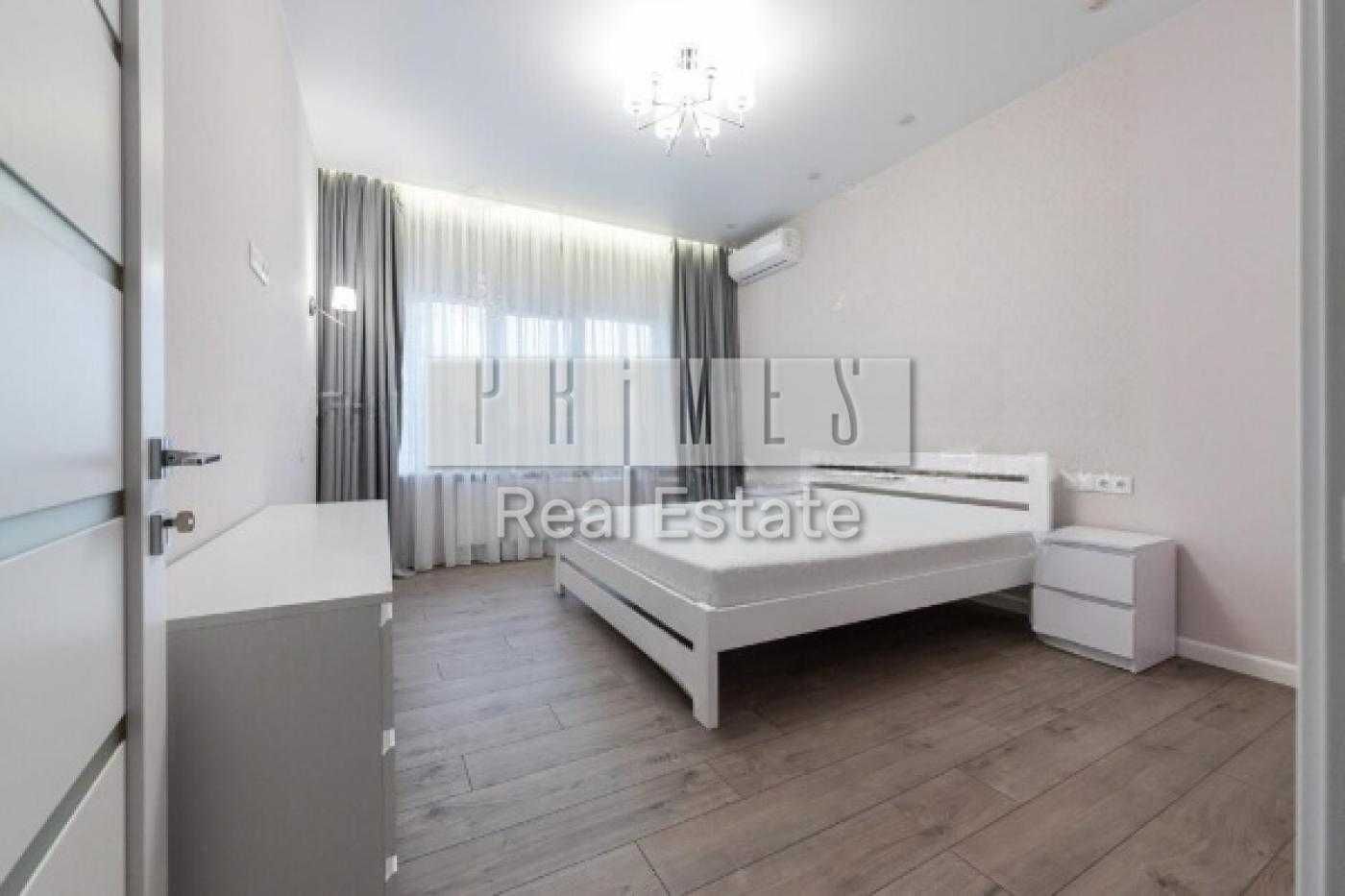Modern Two-Bedroom Apartment in Novopecherskie Lipki Residential Complex