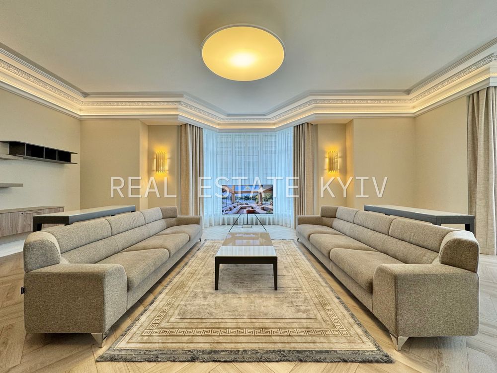 Spacious 4-bedroom apartment with designer renovation near Mariinsky Park