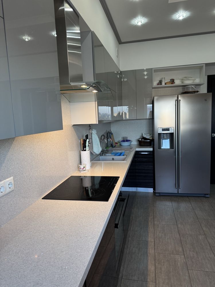 Modern Two-Bedroom Business Class Apartment Near Metro