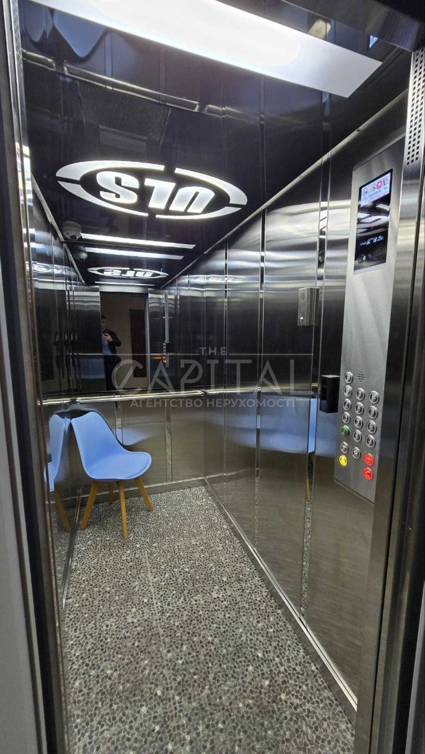 Spacious 4-room apartment in Pechersk district, near Park Slavy