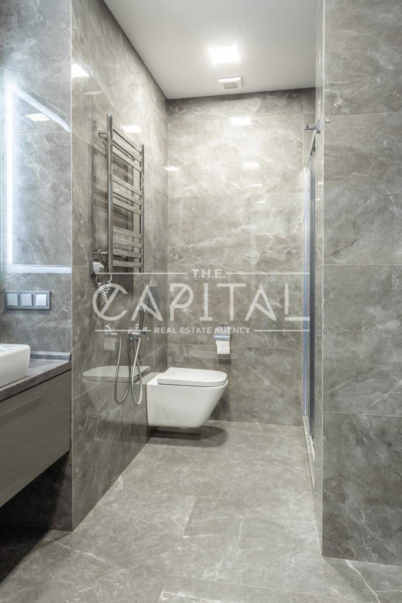 Designer 2-bedroom apartment with panoramic city views
