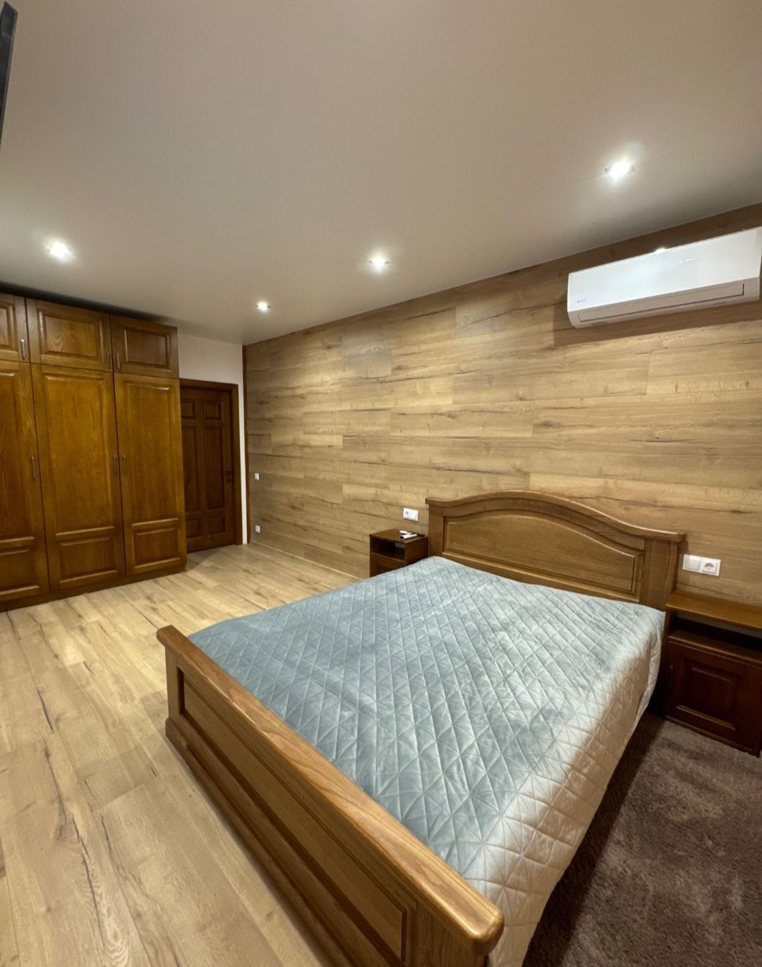 Cozy One-Bedroom Apartment in Manhattan Complex Near City Center and Lake