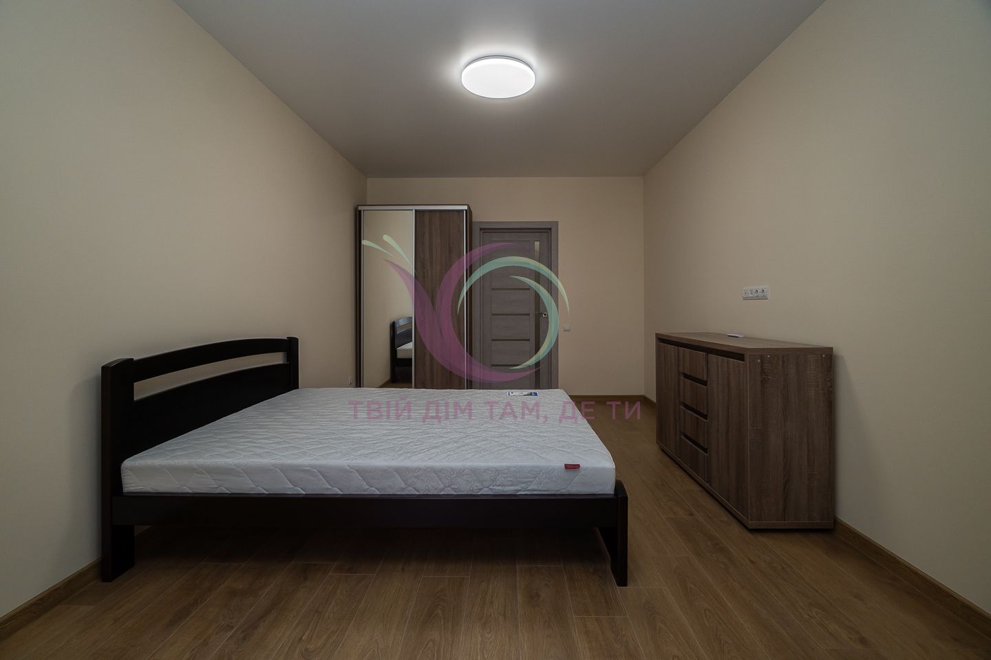 1-Room Apartment with Modern Design near Chornovola-Bandery Street