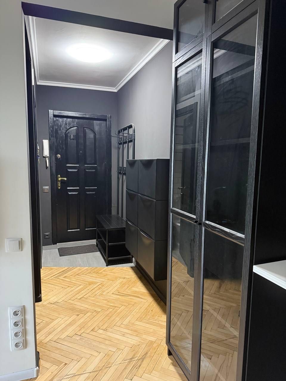 3-Room Apartment on Vyhovskyi Street with Parking Space