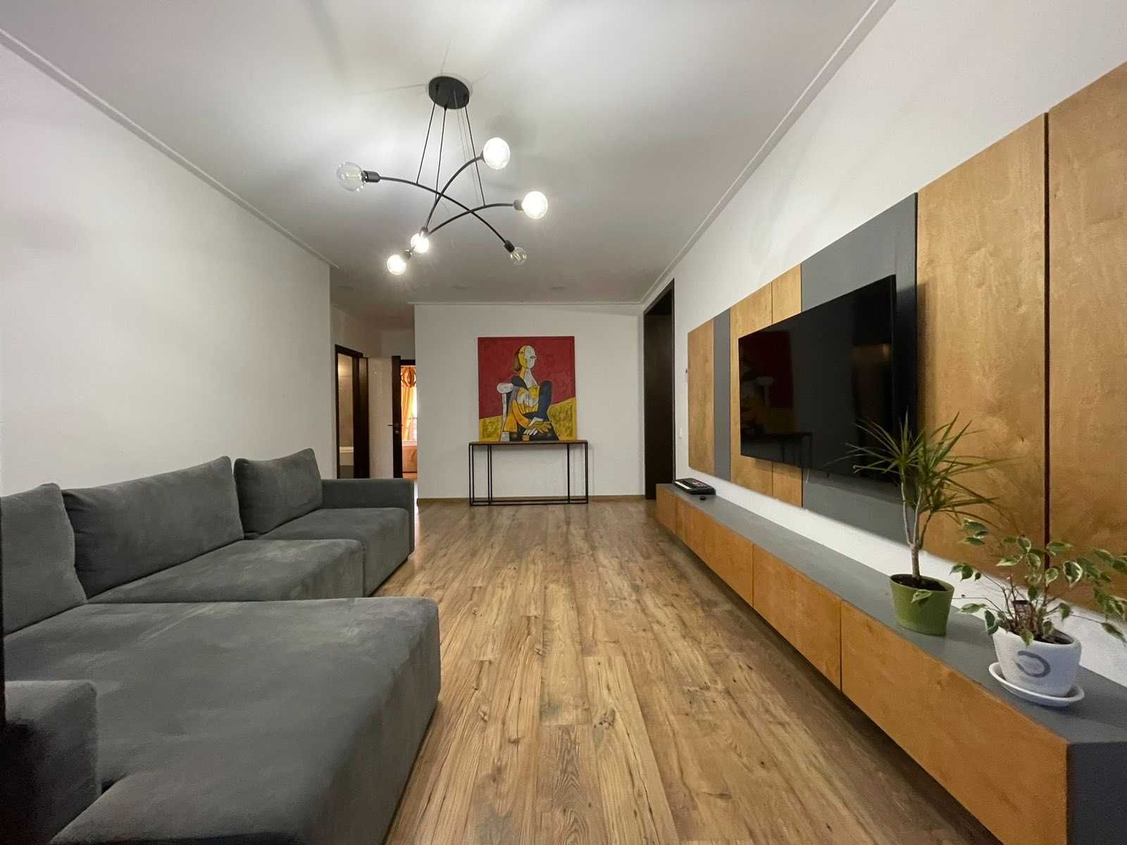 Modern 2-Bedroom Apartment with Panoramic Windows