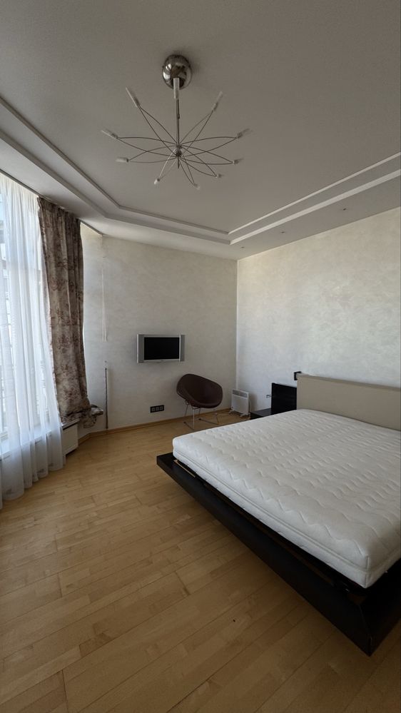 Spacious 160m² Apartment with Large City-View Terrace