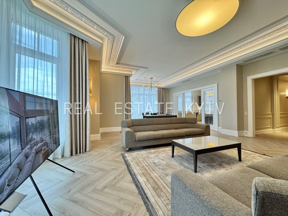 Spacious 4-bedroom apartment with designer renovation near Mariinsky Park