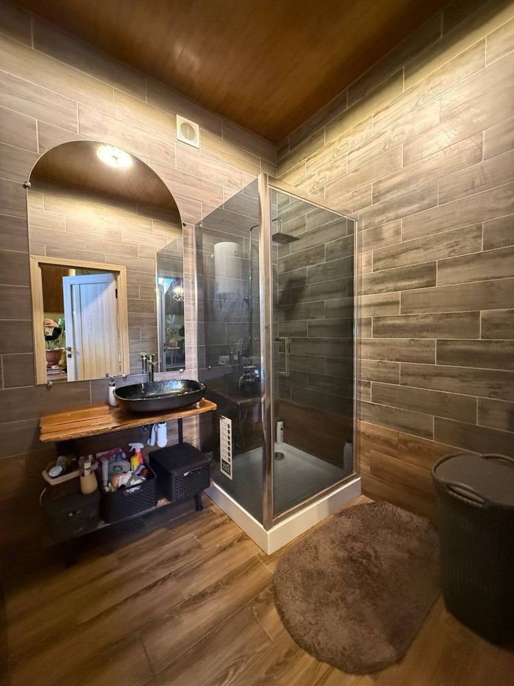 Stylish Attic Apartment with High Ceilings in University Complex
