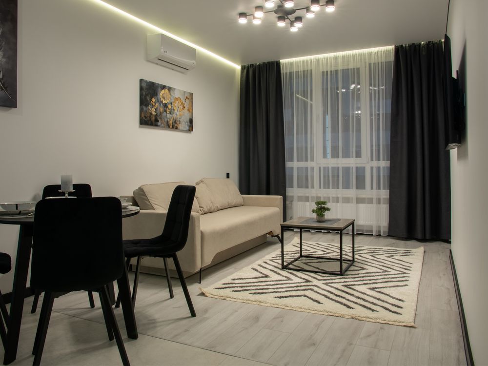 Modern 1-Bedroom Apartment with Designer Interior Near Mall