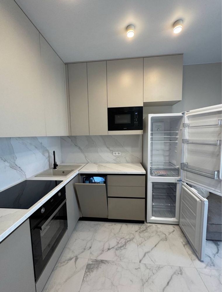 Modern Apartment with Designer Interior and Full Amenities