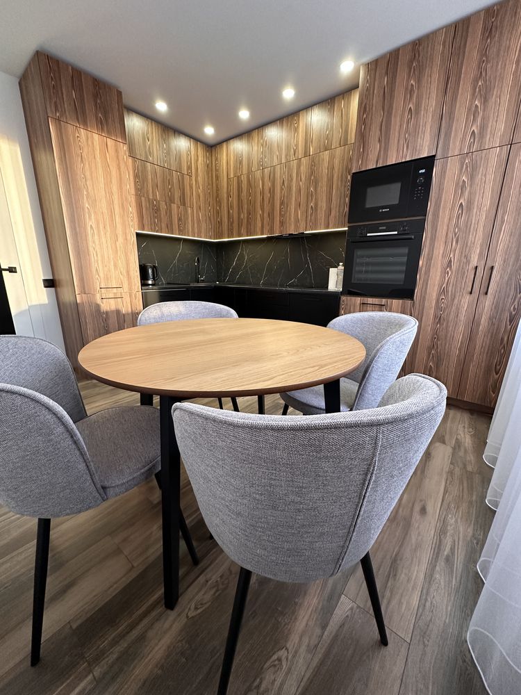 Modern 2-Bedroom Apartment with Designer Renovation