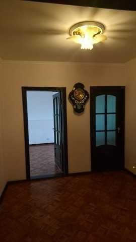 3-Room Apartment on Arkhitektora Starova Street, Unfurnished, Warm and Cozy