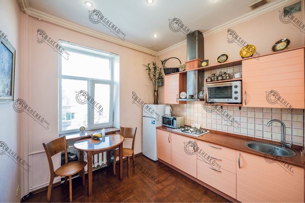 2-Room Apartment in Stalinka on Podil, Yaroslavska Street