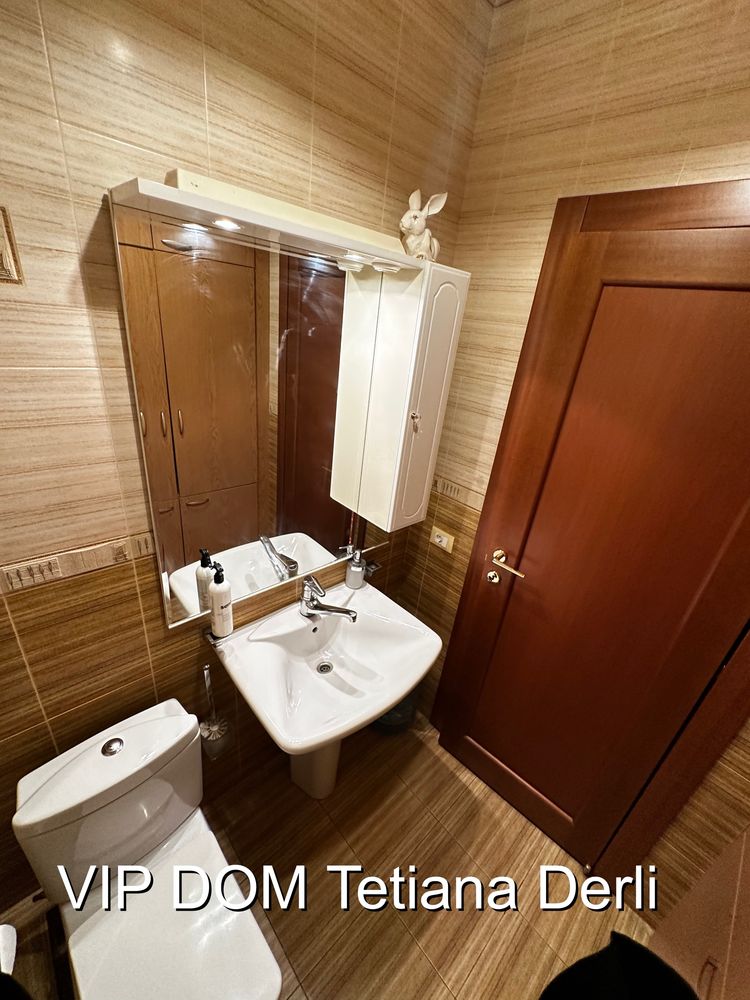 Spacious 2-bedroom apartment on French Boulevard with pool access