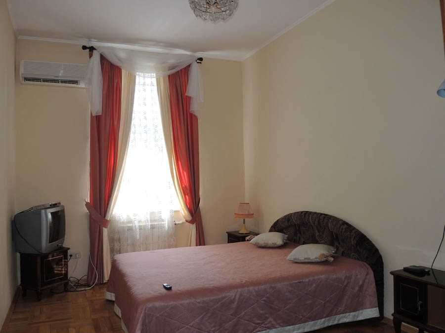 3-Bedroom Apartment in Lipki, Near Kreschatik Metro