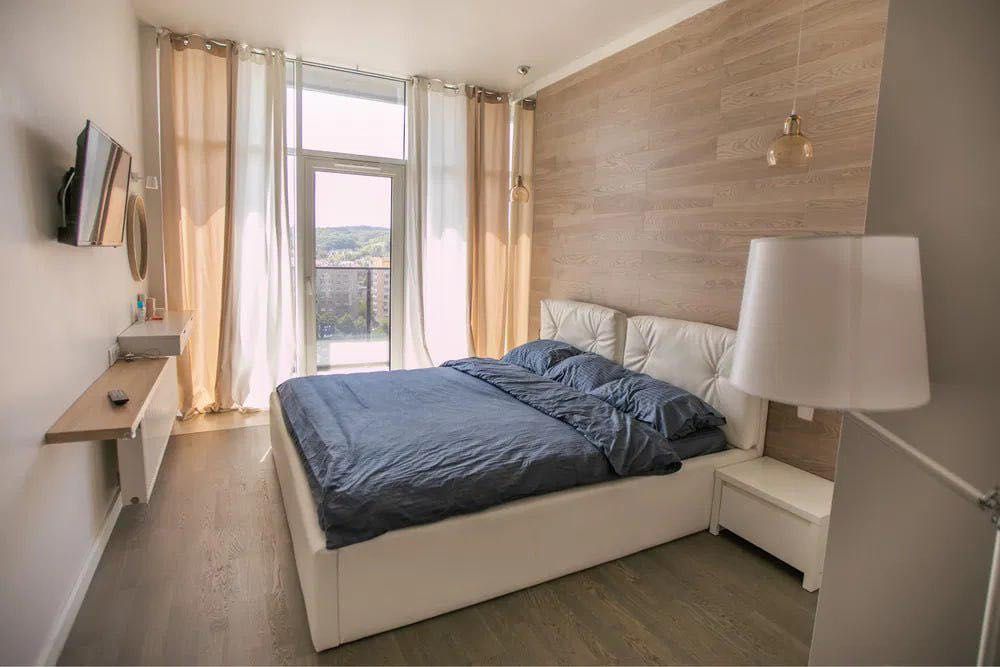 Spacious Two-Level Apartment with Terrace in Avalon