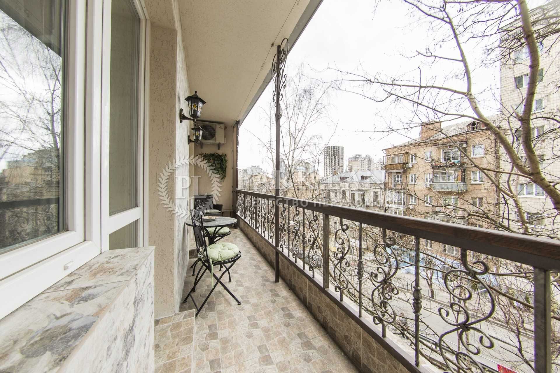 Spacious Designer Apartment in Central Kyiv Near Metro Stations