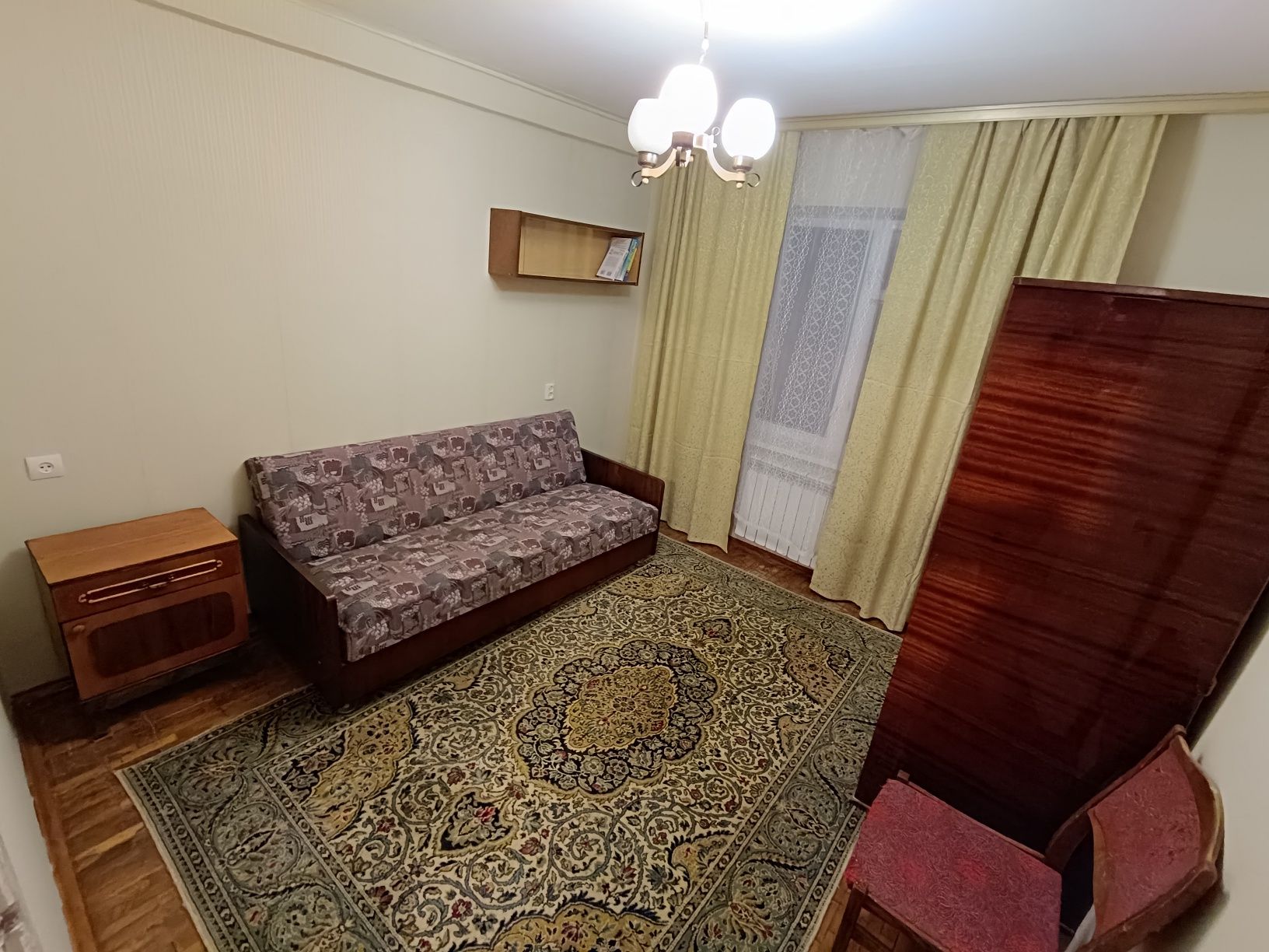 Two-Bedroom Apartment with Balcony in Desnianskyi District