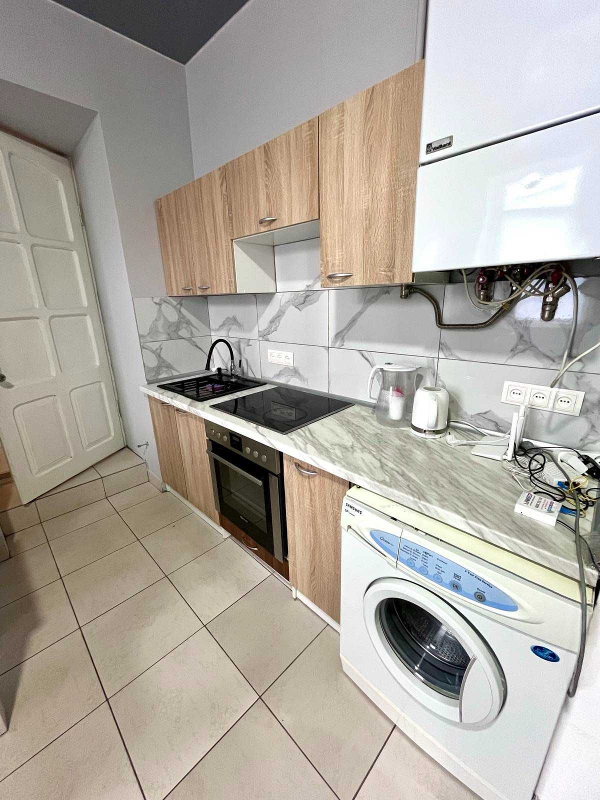Modern 2-Bedroom Apartment with Fireplace Near Park