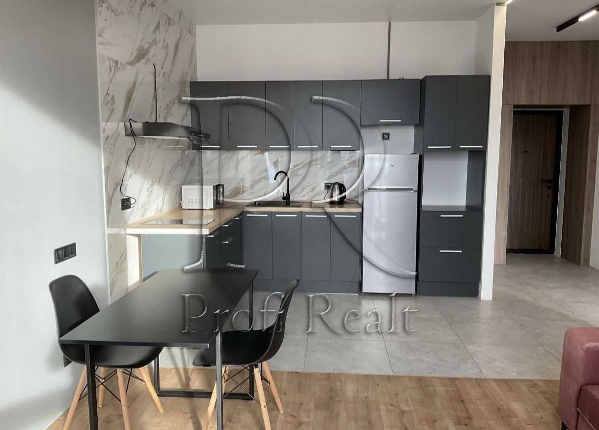 Euro Two-Bedroom Apartment in Greenval Park
