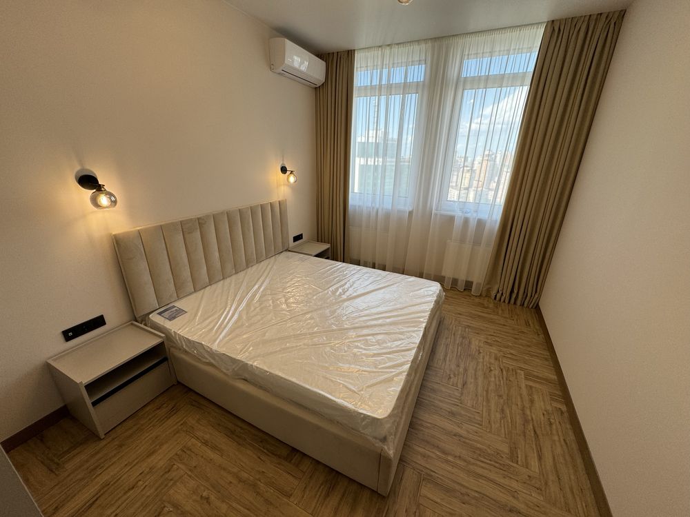 Spacious 2-Bedroom Apartment with City View in Manhattan Complex