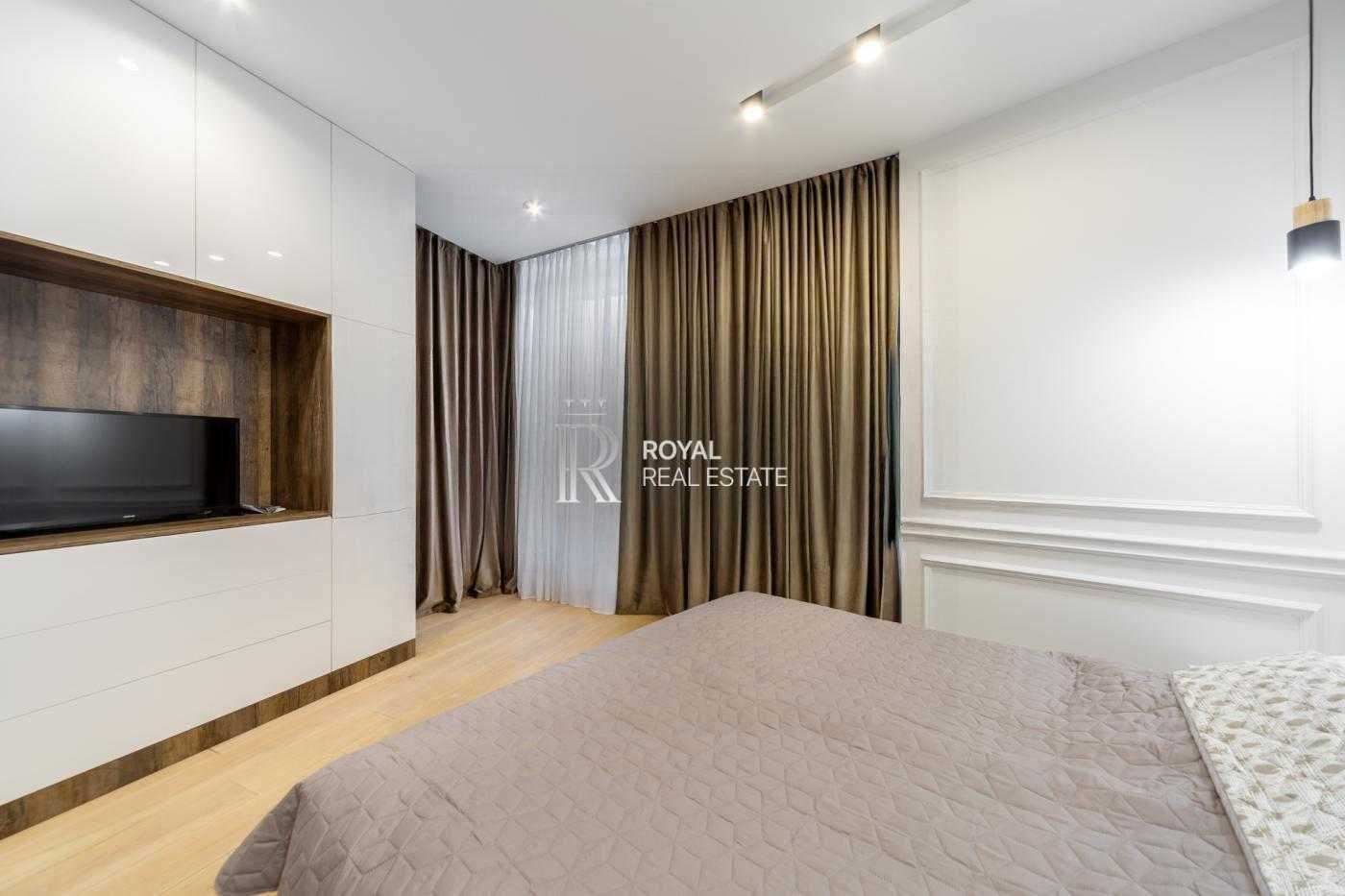 Modern 70m2 Apartment with Designer Renovation in Skyline Complex