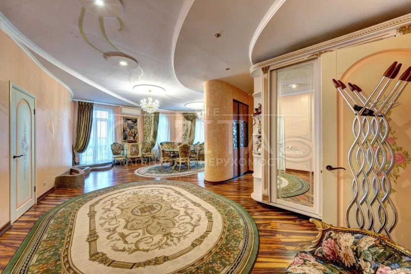 Luxurious 3-Bedroom Apartment with Designer Renovation