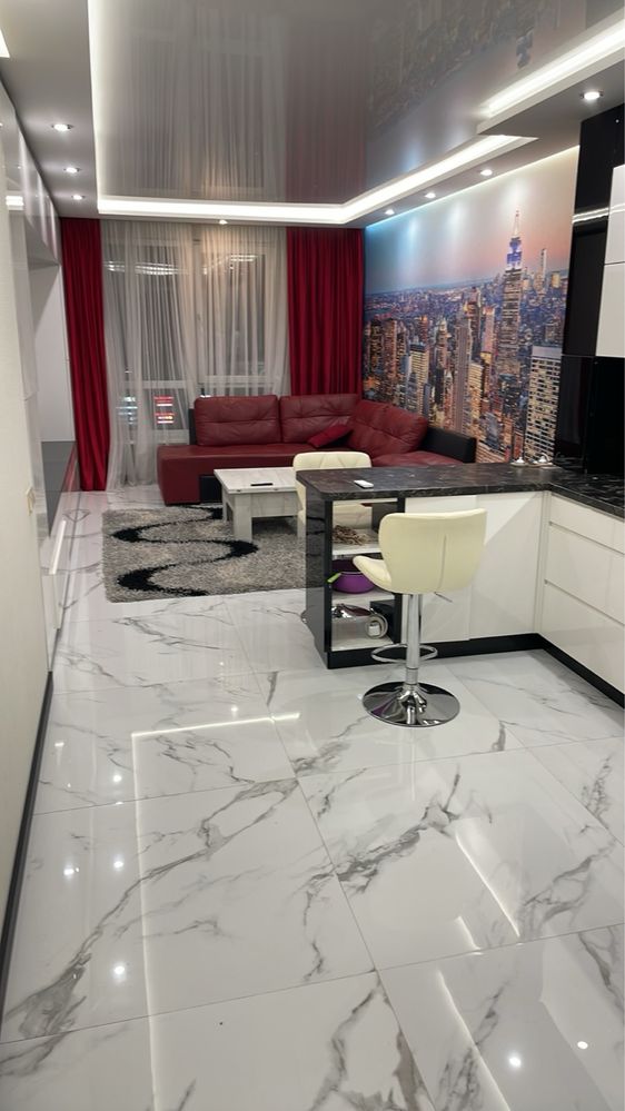 Modern 2-Bedroom Apartment with Designer Renovation near Mall