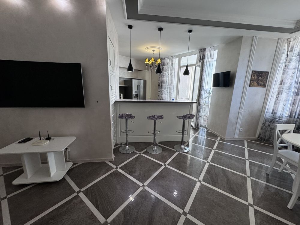 Luxurious 3-Bedroom Designer Apartment Near Metro