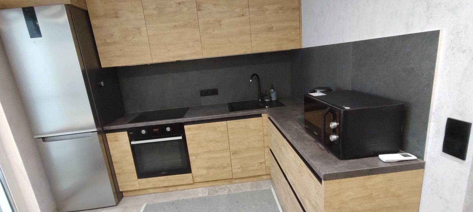 Modern 2-Room Apartment with Full Amenities and Designer Renovation