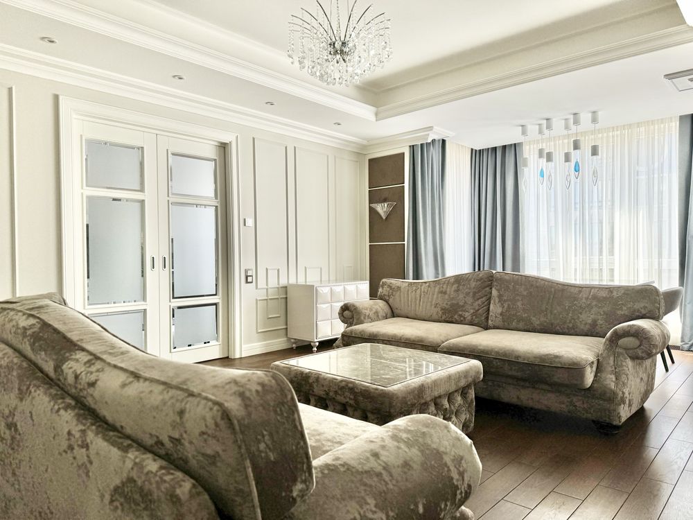 VIP Apartment at Lypska Tower Complex with Designer Renovation