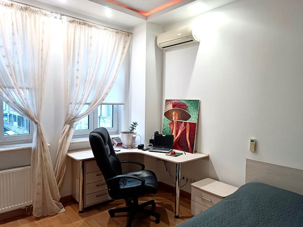 3-Room Apartment near Kontraktova Square Metro, Fully Furnished