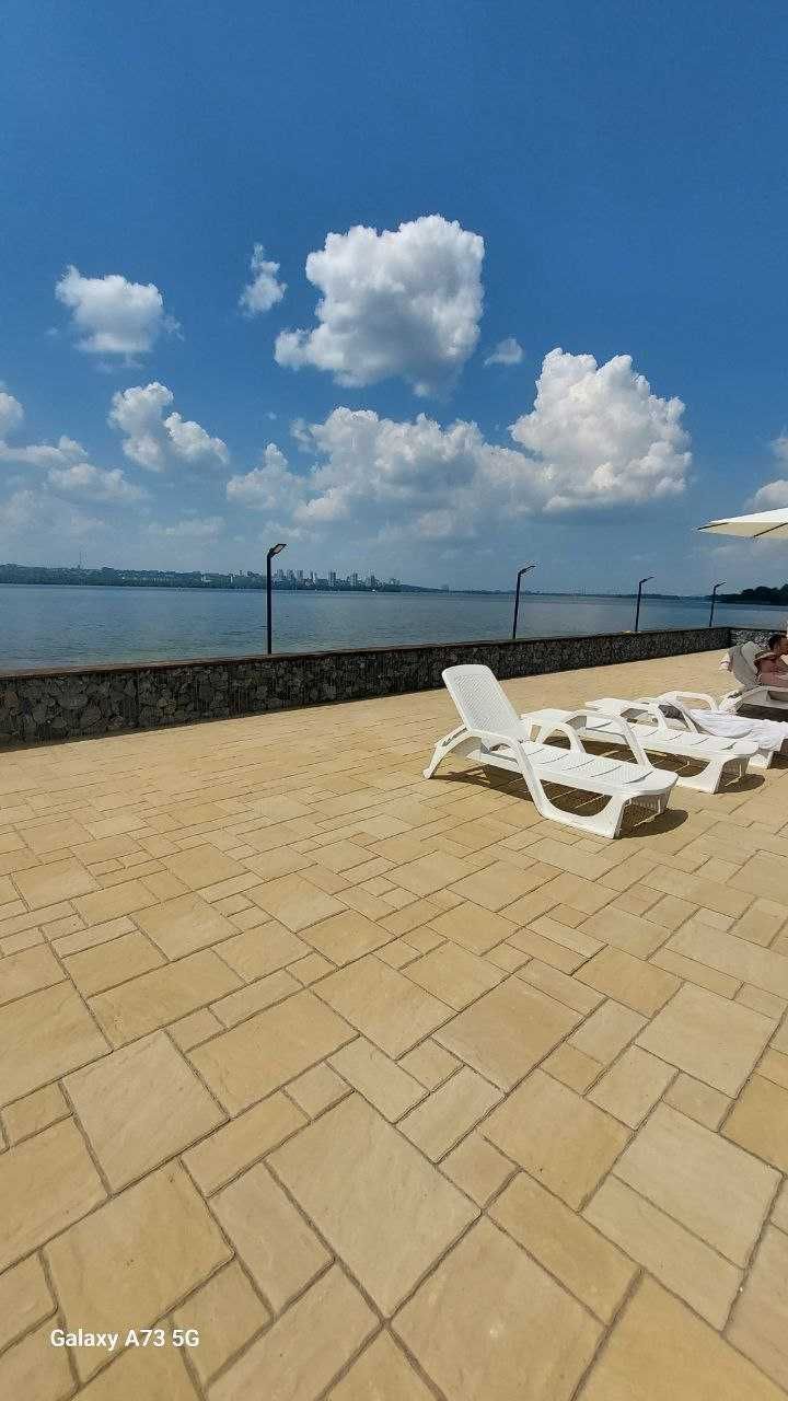 Comfort City Lagoon-дағы бассейні мен өзен көрінісі бар пәтер